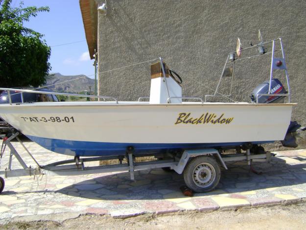 EMBARCACION DE FIBRA 4.40M, MOTOR YAMAHA 40CV. IDEAL PESCA Y BUCEO. cerca de Boqueres