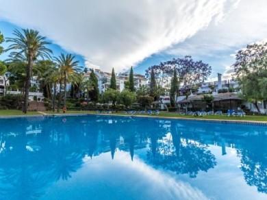 Apartamento con 3 dormitorios se vende en Marbella, Costa del Sol