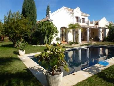 Chalet con 4 dormitorios se vende en Estepona, Costa del Sol