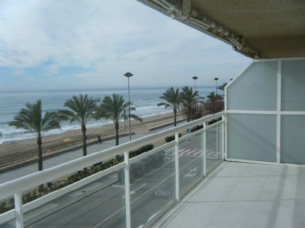 Fantastico piso en Calafell en 1ª línea de mar, terraza y piscina comunitaria.