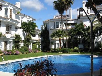 Apartamento con 2 dormitorios se vende en Marbella, Costa del Sol