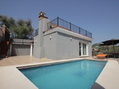 Chalet con 4 dormitorios se vende en Marbella, Costa del Sol