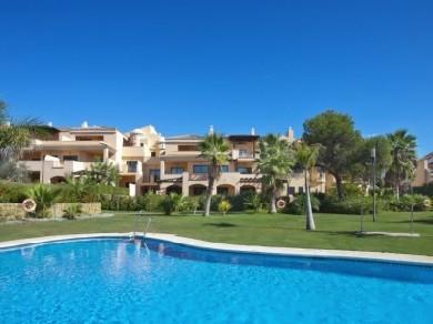 Apartamento con 2 dormitorios se vende en Marbella, Costa del Sol