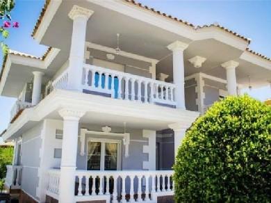 Chalet con 4 dormitorios se vende en Benalmadena Costa, Costa del Sol