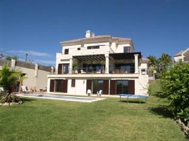 Chalet con 6 dormitorios se vende en Marbella, Costa del Sol