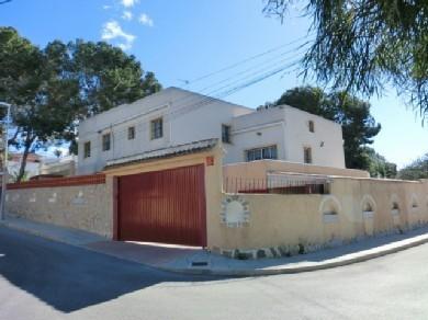 Chalet con 5 dormitorios se vende en Los Balcones, Costa Blanca