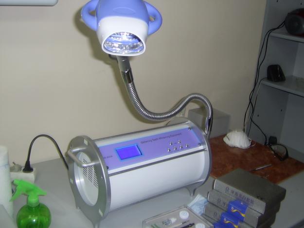 LAMPARA DE BLANQUEAMIENTO DENTAL;GLITTERING TEETH WHITENING EQUIPMENT