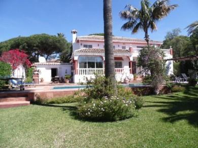 Chalet con 4 dormitorios se vende en Marbella, Costa del Sol