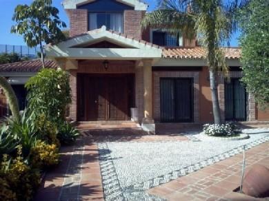 Chalet con 5 dormitorios se vende en Marbella, Costa del Sol