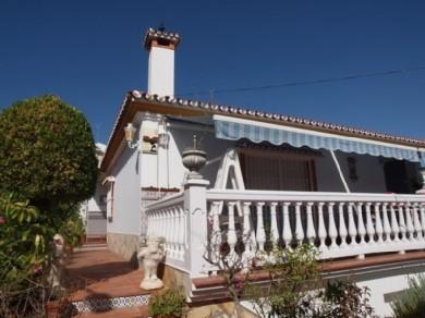 Chalet con 4 dormitorios se vende en Chilches