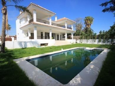 Chalet con 5 dormitorios se vende en Marbella, Costa del Sol