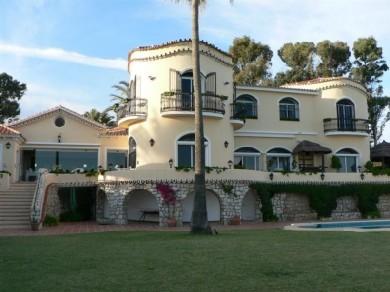 Chalet con 5 dormitorios se vende en Marbella, Costa del Sol