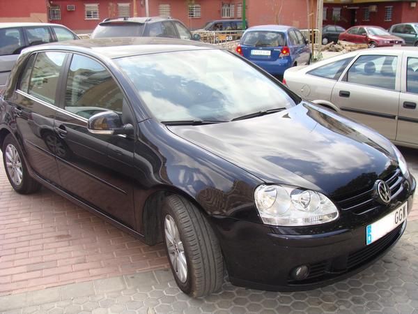 SE VENDE VOLKSWAGEN GOLF 1.9 TDI. 105 CV,  COLOR NEGRO, AÑO 2008