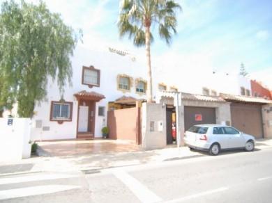 Adosado con 3 dormitorios se vende en Marbella, Costa del Sol