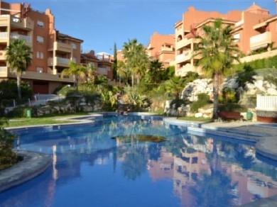 Apartamento con 2 dormitorios se vende en Marbella, Costa del Sol