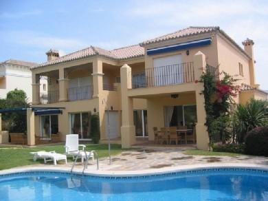 Chalet con 4 dormitorios se vende en Marbella, Costa del Sol