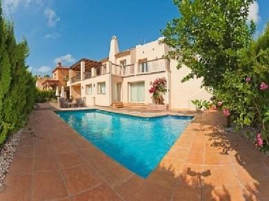 Chalet con 4 dormitorios se vende en Marbella, Costa del Sol