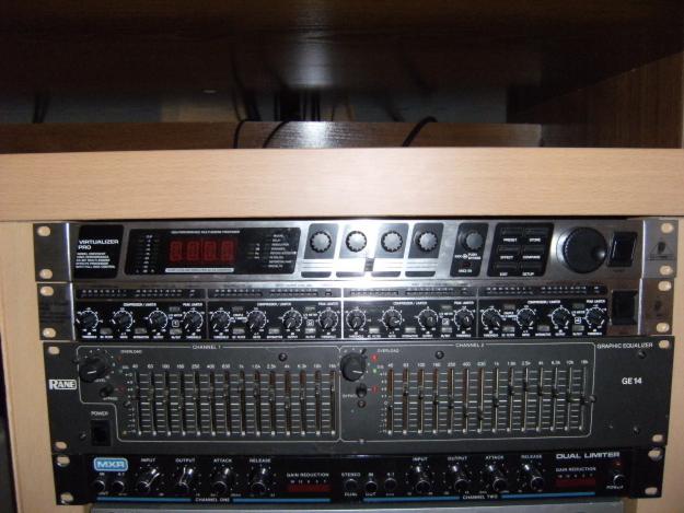 VENDO RACKS :VIRTUALIZER,MULTICOM,RANE EQUALIZER,MXR LIMITER.