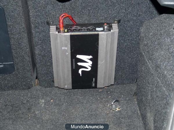 Conjunto etapa de potencia, capacitador y subwoofer.