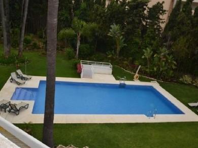 Apartamento con 2 dormitorios se vende en Marbella, Costa del Sol