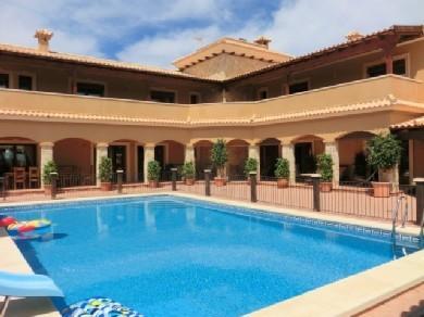 Chalet con 5 dormitorios se vende en Villamartin, Costa Blanca