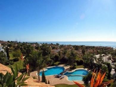 Apartamento con 3 dormitorios se vende en Marbella, Costa del Sol