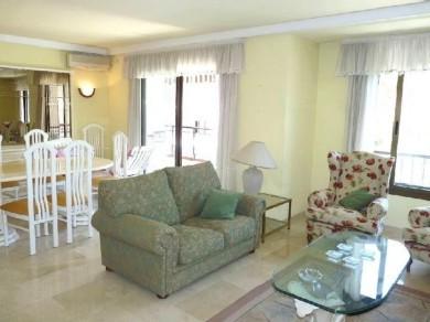 Apartamento con 4 dormitorios se vende en Marbella, Costa del Sol
