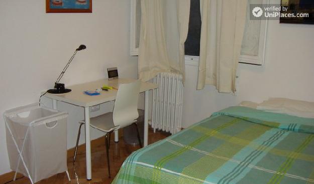 Rooms available - 4-bedroom apartment on Calle Duque Alba, next to the Tirso de Molina square