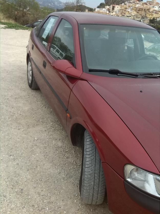 Se vende Opel Vectra.