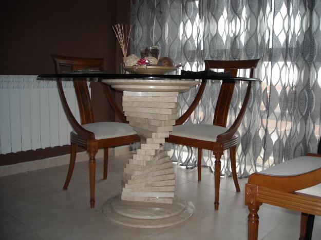 vendo mesa comedor con pie de marmol con sus 4 sillas bien tapizadas