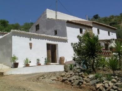 Chalet con 4 dormitorios se vende en Riogordo, Axarquia