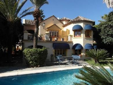 Chalet con 6 dormitorios se vende en Marbella, Costa del Sol