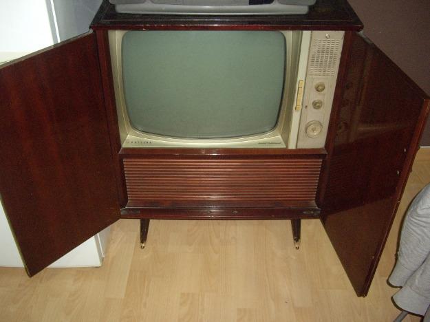 vendo  mueble antiguo con televisor en muy buen estado