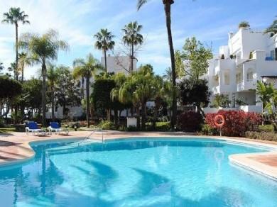 Apartamento con 3 dormitorios se vende en Marbella, Costa del Sol