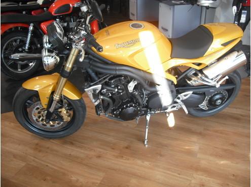 TRIUMPH Speed Triple 1.050 cc. impecable ocasión