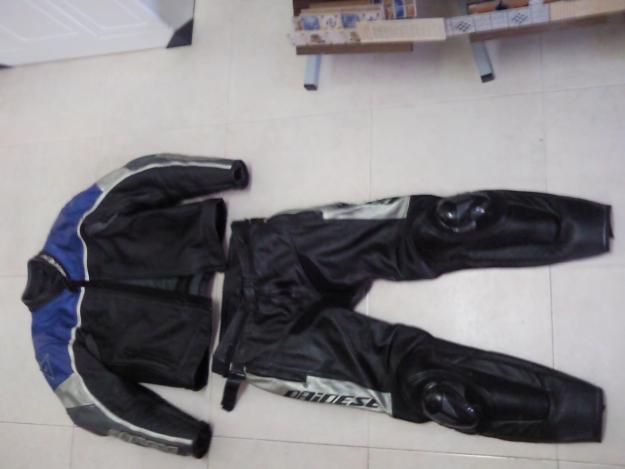 vendo mono dainese azul y negro en talla 52