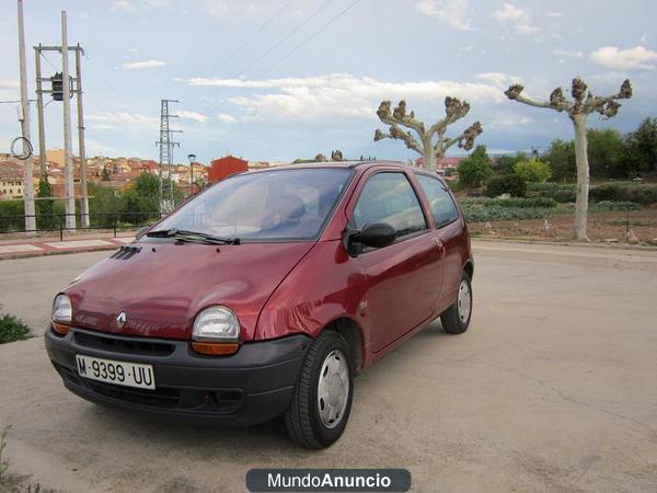 Se vende Renault Twingo gasolina año 97 65000 km. 700 €