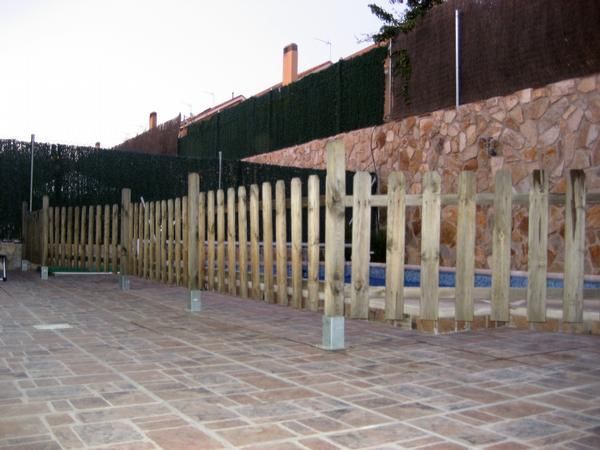 Valla protectora de piscina de madera