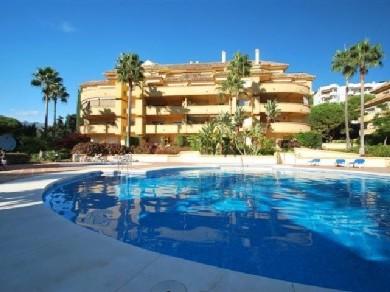 Apartamento con 3 dormitorios se vende en Marbella, Costa del Sol