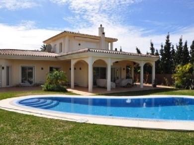 Chalet con 5 dormitorios se vende en Marbella, Costa del Sol