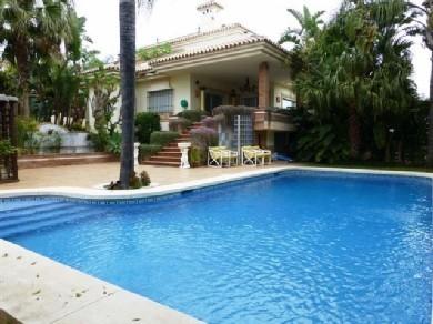 Chalet con 5 dormitorios se vende en Estepona, Costa del Sol