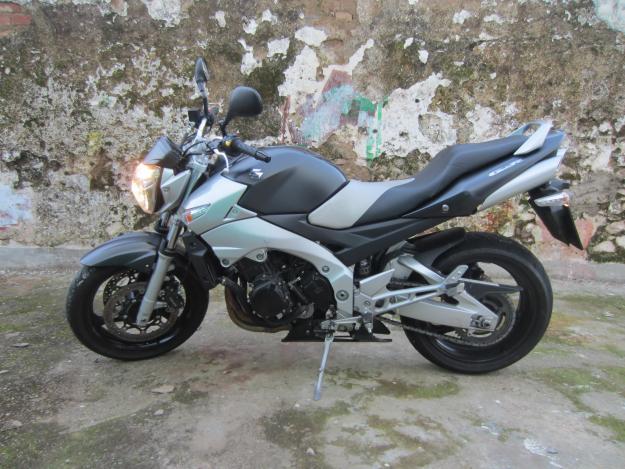 se vende suzuki gsr 600