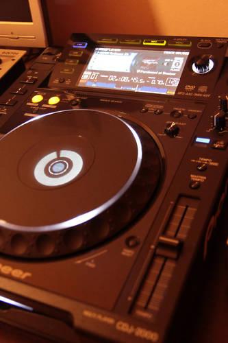 2 x PIONEER CDJ-2000 CDJ2000 DJ CD PLAYER 2000