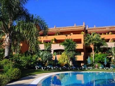 Apartamento con 3 dormitorios se vende en Marbella, Costa del Sol