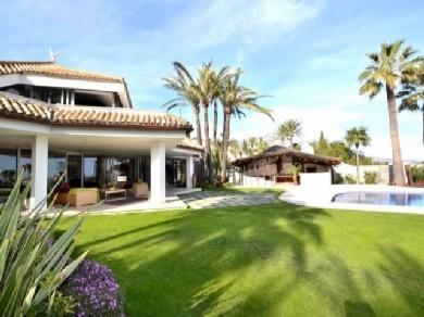 Chalet con 6 dormitorios se vende en Marbella, Costa del Sol