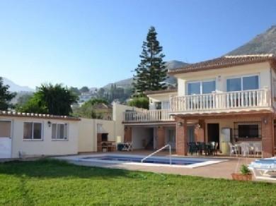 Chalet con 5 dormitorios se vende en Benalmadena Costa, Costa del Sol