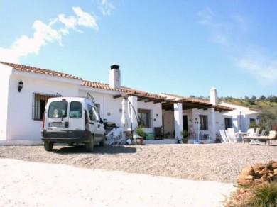 Chalet con 6 dormitorios se vende en Tolox