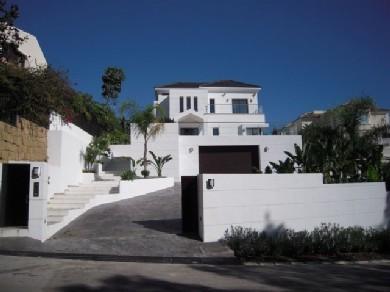 Chalet con 4 dormitorios se vende en Marbella, Costa del Sol