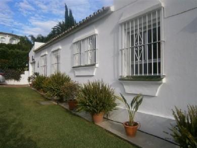 Chalet con 3 dormitorios se vende en Marbella, Costa del Sol