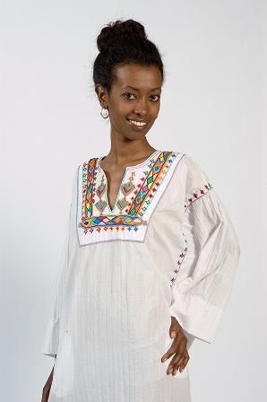 Vestido galabya bordada a mano en Israel por mujeres de Ethiopia